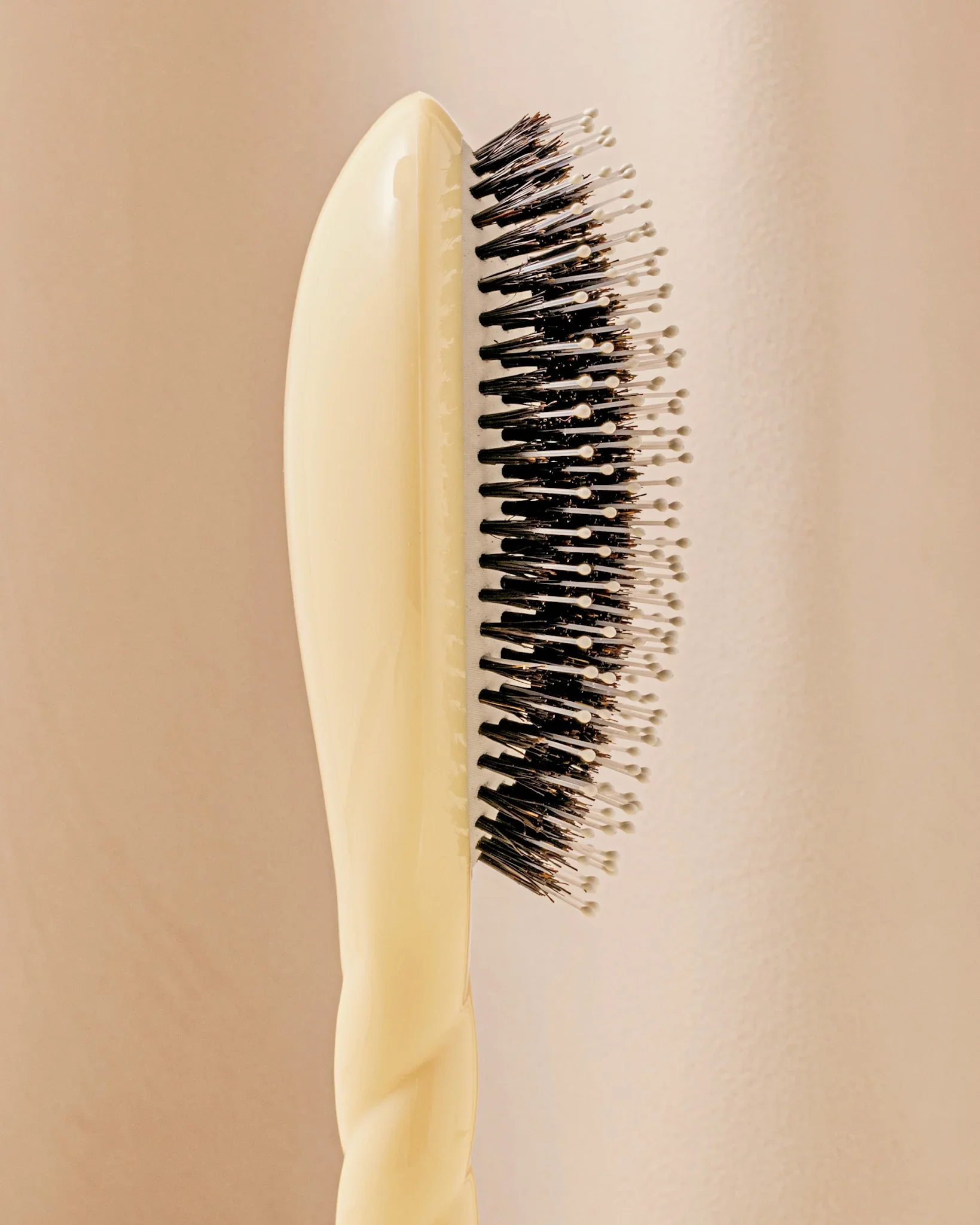 N.03 Large The Gentle Scalp Care Hairbrush IVORY CAIR - Image 2
