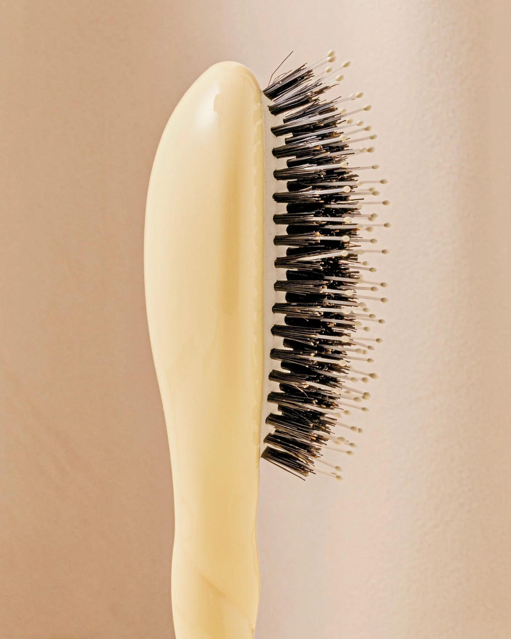 N.03 The Small For Sensitive Scalp HairBrush IVORY CAIR - Image 2